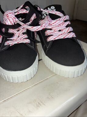 Women Black Canvas Sneakers with Pink-White Laces